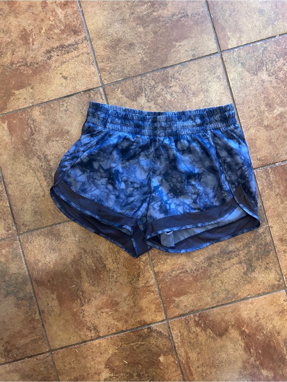 Athleta Mesh Run Women’s Blue Tie-Dye 4 inch Running Shorts Size Small
